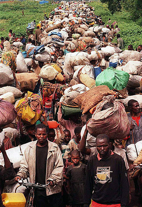 משבר הומניטרי חריף. אלפי פליטים במחנה ג'יסני, 16 בנובמבר 1996 (צילום: AFP) (צילום: AFP)