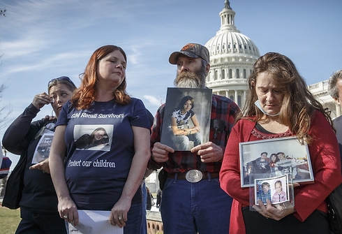 משפחות הרוגים מפגינות מחוץ לדלתות הקונגרס בעת שימוע מנכ"ל GM. מספר התביעות זינק פי 8 (צילום: AP) (צילום: AP)