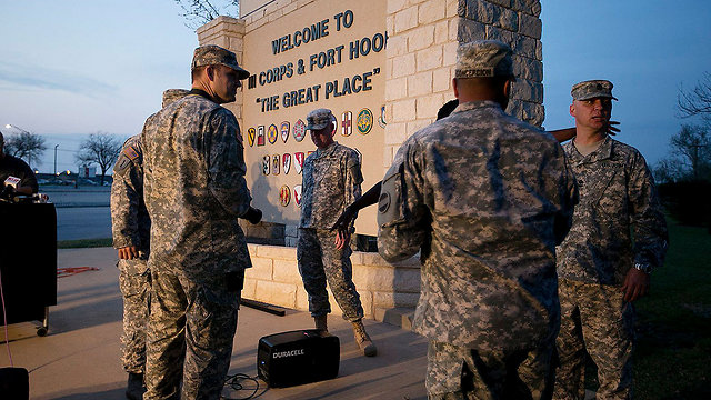 חיילים בבסיס פורט הוד, אחרי הירי (צילום: AP Photo/Austin American-Statesman, Deborah Cannon) (צילום: AP Photo/Austin American-Statesman, Deborah Cannon)