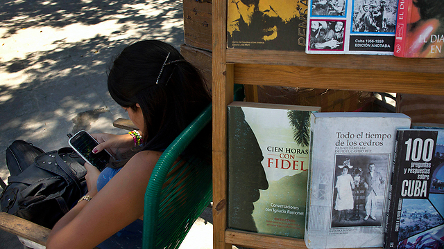 "הטוויטר הקובני" פעל שנתיים. דוכן ספרים בהוואנה (צילום: AP) (צילום: AP)