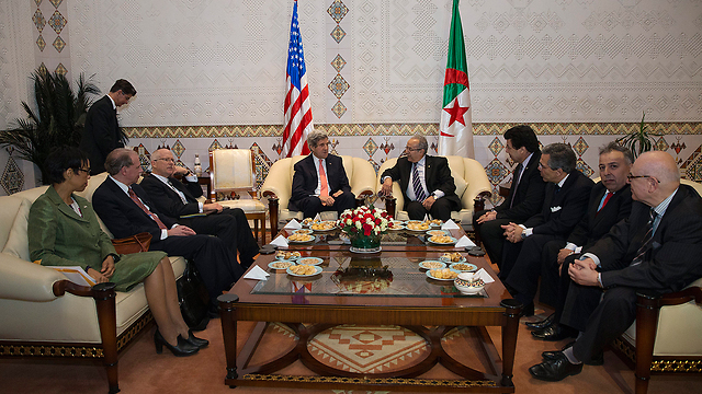 ג'ון קרי בפגישה עם שר החוץ של אלג'יריה (צילום: רויטרס) (צילום: רויטרס)