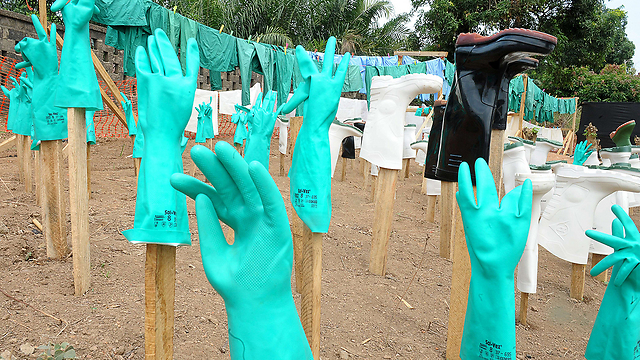 מייבשים את הכפפות שנוקו כדי למנוע הידבקות (צילום: AFP) (צילום: AFP)