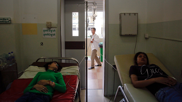 עובדות טקסטיל בבית החולים בבירה (צילום: רויטרס) (צילום: רויטרס)