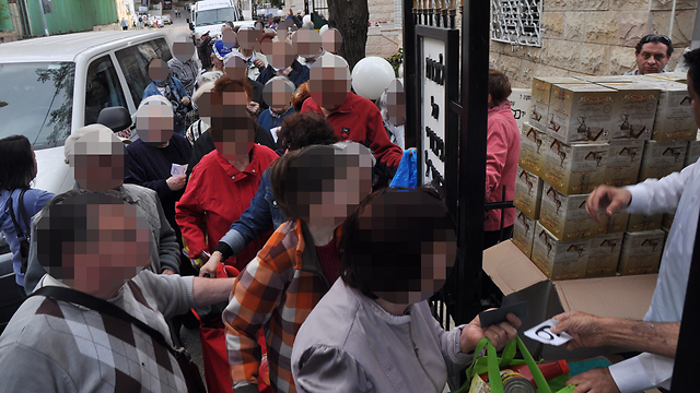 חלוקת מזון לנזקקים לקראת פסח בחיפה, עמותת יד עזר                                  (צילום: ג'ורג' גינסבורג) (צילום: ג'ורג' גינסבורג)