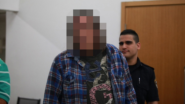 החשוד שסיפק את הסמים היום בבית המשפט השלום בתל-אביב (צילום: מוטי קמחי) (צילום: מוטי קמחי)