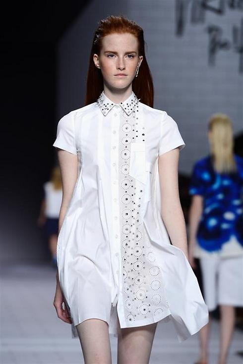 חולצה לבנה כפריט חובה קיצי על המסלול של ויקטור ורולף בשבוע האופנה בפריז (צילום: gettyimages) (צילום: gettyimages)