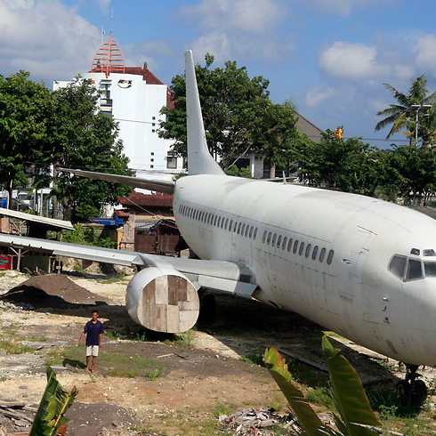 איש עסקים באינדונזיה מתכנן לשפץ מטוס נוסעים נטוש באי באלי ולהפוך אותו לאולם קולנוע ולמסעדה (צילום: AP) (צילום: AP)