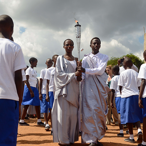 בימים האחרונים עבר ברואנדה לפיד לאומי לרגל יום השנה ה-20 לרצח העם במדינה (צילום: AFP) (צילום: AFP)