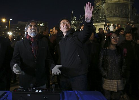 אחד המארגנים פרנק לי (במרכז) ובעל הזכויות לטטריס, האנק רוג'רס (צילום: AP) (צילום: AP)