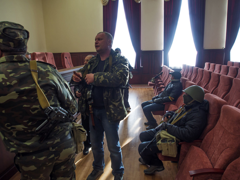 חמושים תומכי הקרמלין בתוך הבניין הכבוש (צילום: AFP) (צילום: AFP)