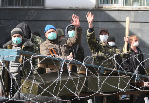 כוחות פרו-רוסיים בדונייצק (צילום: AFP) (צילום: AFP)