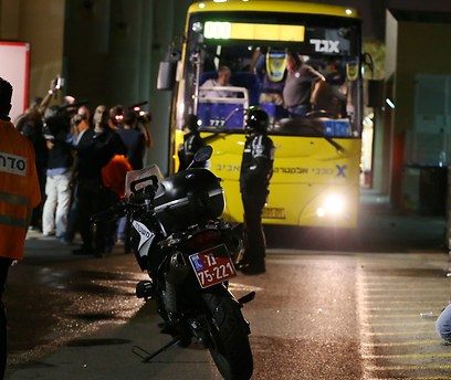 אוטובוס מכבי עוזב בסיום (צילום: ראובן שוורץ) (צילום: ראובן שוורץ)