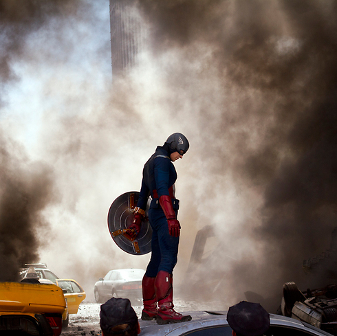 קפטן אמריקה והאקססוריז החדשים ()