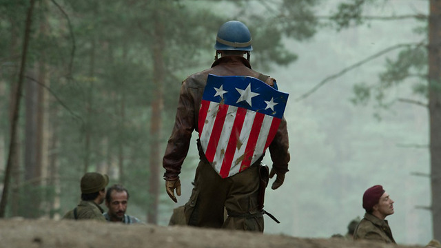 יוצא להילחם בבוץ האירופי. כריס אוואנס כקפטן אמריקה ב-2011 ()
