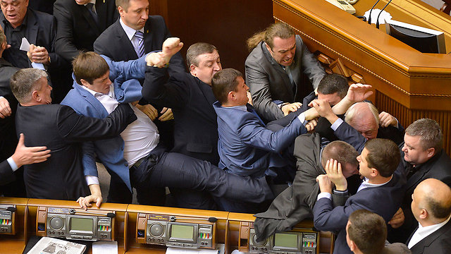 תגרה בפרלמנט האוקראיני (צילום: AP) (צילום: AP)