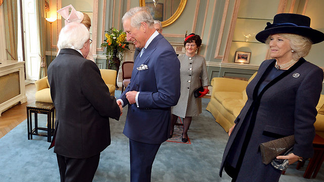 הנסיך צ'רלס ורעייתו קמילה בפגישה עם הנשיא האירי (צילום: גטי אימג'בנק) (צילום: גטי אימג'בנק)