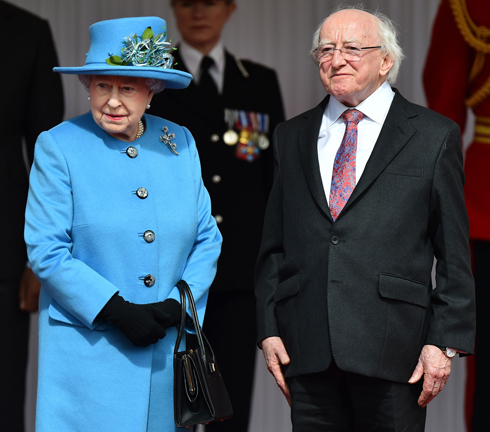 הקדים את המלכה. נשיא אירלנד מייקל היגינס ואליזבת השנייה (צילום: AFP) (צילום: AFP)