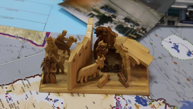 Wooden scene of the birth of Jesus and the wall (Photo: Margarita Erbach) (Photo: Margarita Erbach)