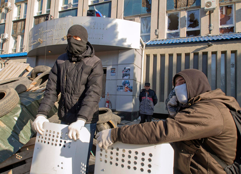 מפגינים פרו-רוסים מול הבניין בלוהנסק (צילום: רויטרס) (צילום: רויטרס)