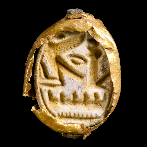 Ancient golden seal with the name of Pharaoh Seti I (Photo: Clara Amit IAA) ((Photo: Clara Amit))