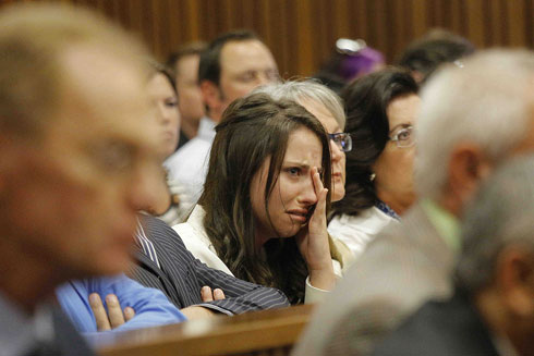 אחותו של פיסטוריוס, איימה, בוכה בבית המשפט (צילום: גטי אימג'בנק) (צילום: גטי אימג'בנק)