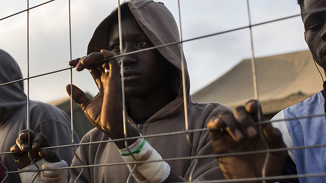 שער לאירופה. מהגרים אפריקנים במלייה (צילום: AP) (צילום: AP)