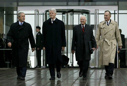 חברים הכי טובים. בוש האב, קרטר, קלינטון וג'ורג' וו (צילום: AFP) (צילום: AFP)