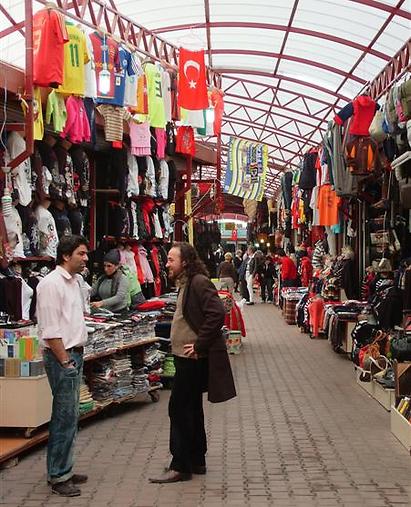 הטורקים עושים שוק. השוק באנטליה  (צילום: דני שדה)