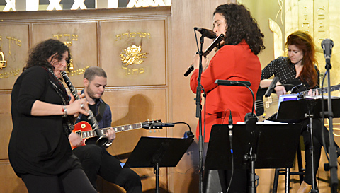 ענת כהן הצטרפה לנגנים בביצוע ל"שיר נבואי קוסמי עליז". צילום: גילי גץ ()