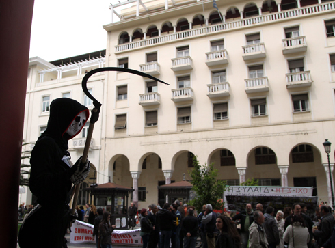 מלאך המוות בהפגנה נגד מרקל ביוון (צילום: AP) (צילום: AP)