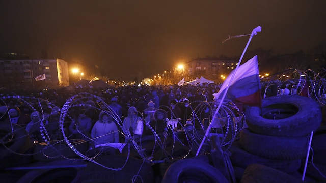 מפגינים בכל שעות היום. הכיכר בלילה (צילום: AP) (צילום: AP)