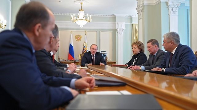 הנשיא פוטין בישיבת מועצת הביטחון הרוסית (צילום: EPA) (צילום: EPA)
