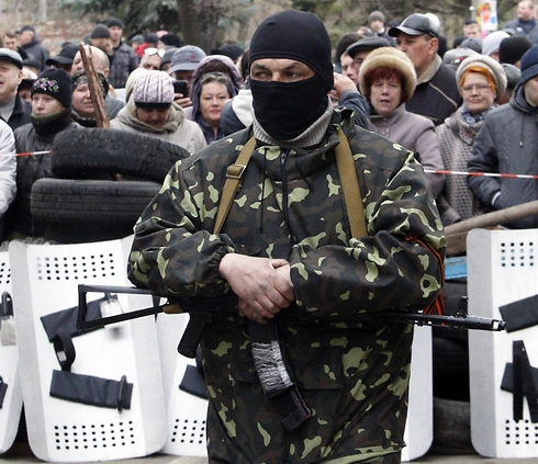 ליד מטה המשטרה שעליו השתלטו פרו-רוסים  (צילום: AFP) (צילום: AFP)