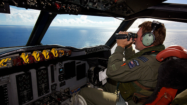 החיפושים אחרי טיסה MH370 שנעלמה באוקיינוס (צילום: EPA) (צילום: EPA)