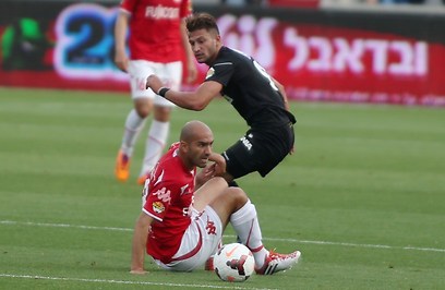 שי אבוטבול ומוחמד גאדיר נאבקים על הכדור (צילום: ראובן שוורץ) (צילום: ראובן שוורץ)
