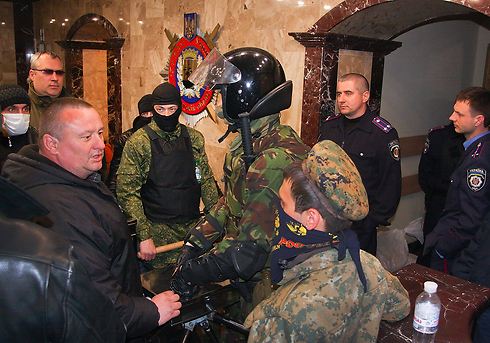 Ukrainian soldiers and pro-Russians activists in Donetsk (Photo: EPA) (Photo: EPA)