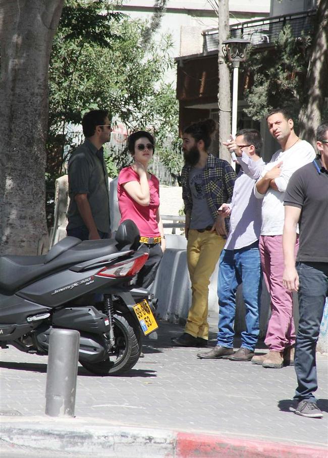 יש פה קו 5? נינט טייב ויוסי מזרחי עם המתווכים (צילום: מוטי לבטון)