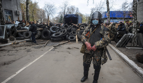 החמושים הפרו-רוסים הציבו בריקדות בפאתי העיר המזרח אוקראינית (צילום: EPA) (צילום: EPA)