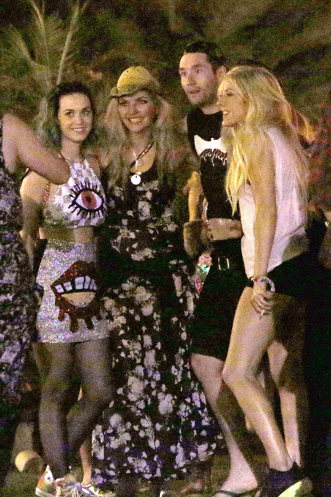 קייטי פרי (שמאלית ביותר) מצטלמת עם חברים ומעריצים (ספלאש ניוז)