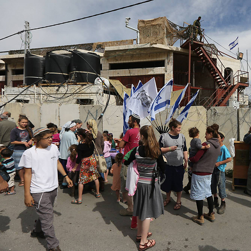 כניסת תושבי "בית המריבה" למתחם ומחאת השכנים הפלסטינים (צילום: גיל יוחנן) (צילום: גיל יוחנן)