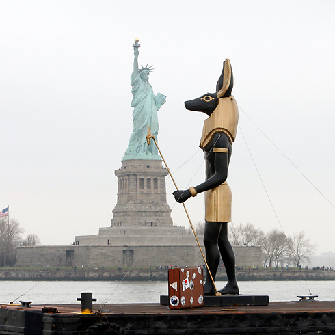 ברוך הבא לאמריקה, מר אנוביס. פסל האל המצרי בניו יורק (צילום: AP) (צילום: AP)