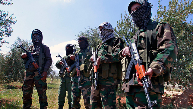 Hezbollah terrorists on Syrian-Lebanese border (Photo: AP)