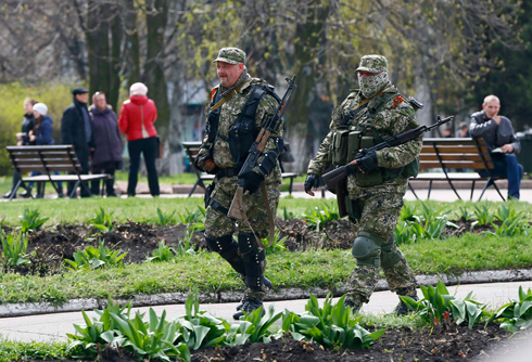 חמושים פרו-רוסים בסלביאנסק (צילום: רויטרס) (צילום: רויטרס)