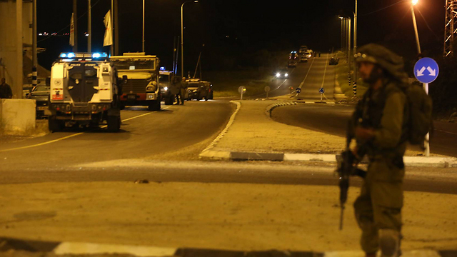 כוחות צה"ל במחסום שמוביל לאזור הפיגוע (צילום: גיל יוחנן) (צילום: גיל יוחנן)