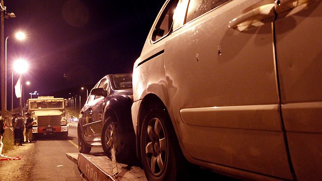 נקבי קליעים באחד מכלי הרכב בכביש 35 אמש (צילום: עטא עוויסאת, "ידיעות אחרונות") (צילום: עטא עוויסאת, 