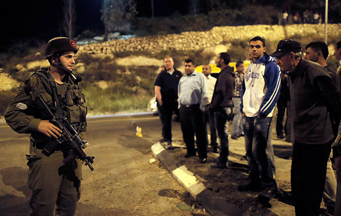אחרי הפיגוע, סמוך למחסום תרקומיא (צילום: רויטרס) (צילום: רויטרס)