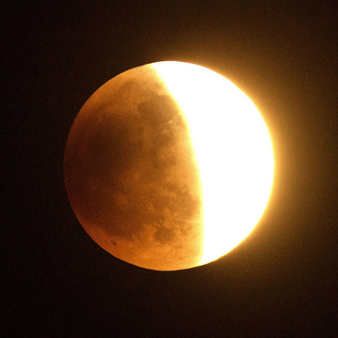 הירח זוהר בקליפורניה (צילום: AP) (צילום: AP)