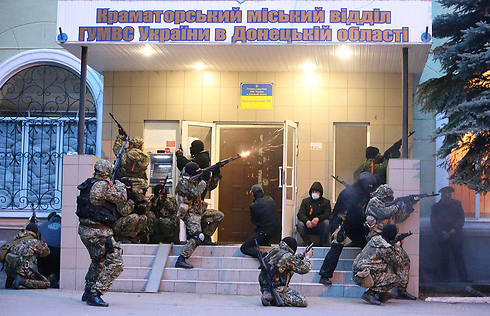 כוחות פרו-רוסיים משתלטים על תחנת משטרה בקרמטורסק (צילום: MCT) (צילום: MCT)