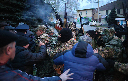 כוחות פרו-רוסים משתלטים על תחנת משטרה בקרמטורסק, השבוע (צילום: MCT) (צילום: MCT)