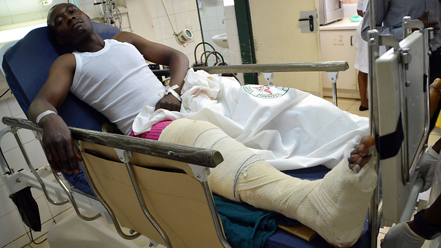 אחד הפצועים בפיגוע באבוג'ה (צילום: AFP) (צילום: AFP)